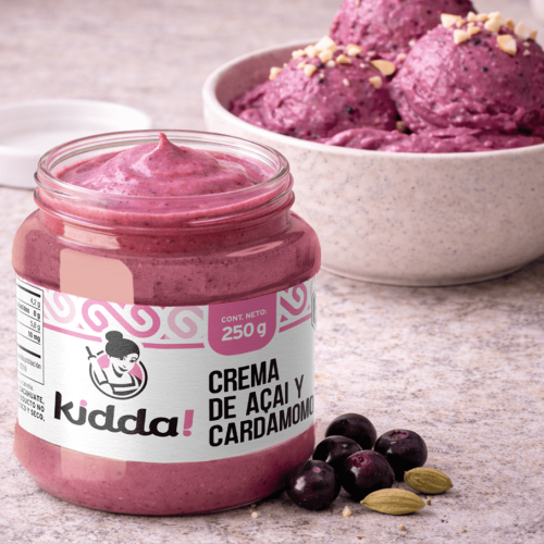 Helado casero de açai y cardamomo